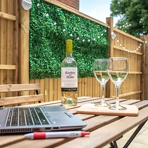 Vibes: With Outdoor Space Apartment