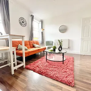 Town Centre Flat- Great For Contractors - Sleeps 4 - Free Parking Apartment