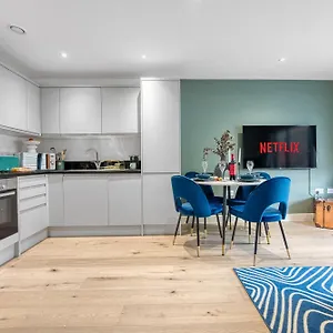 1 Bedroom Ocean Village Luxurious, Stylish & Cosy Apartment, Location In Southampton, Sleeps 4 - Summer Special Offer! - By Blue Puffin Apartment